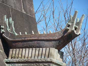美美津にある海軍発祥の碑にそえられた神武の軍船 